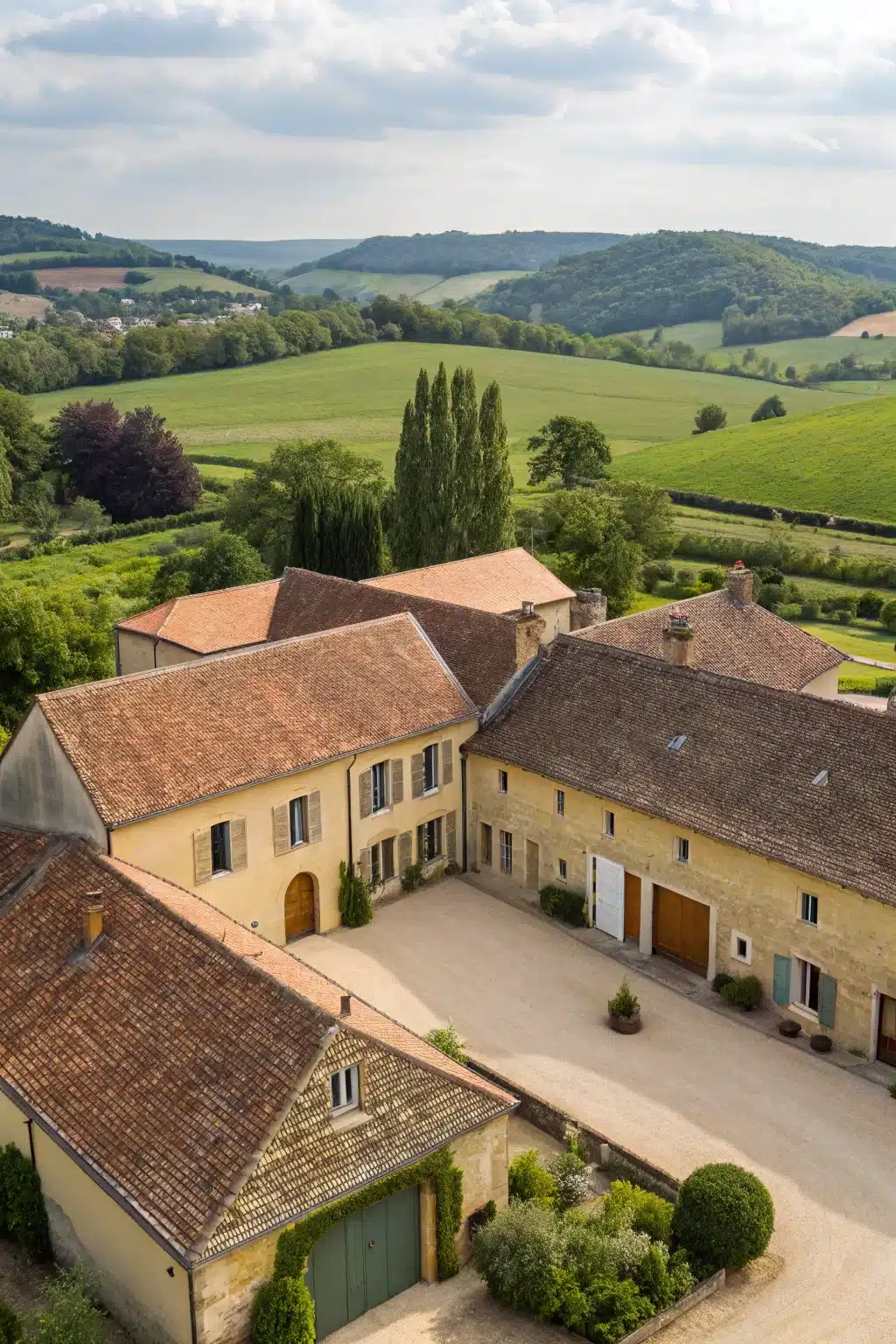 Photo d'une grande maison béarnaise et sa cours